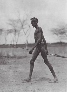 África: Guerrero dinka con lanza (foto en blanco y negro)