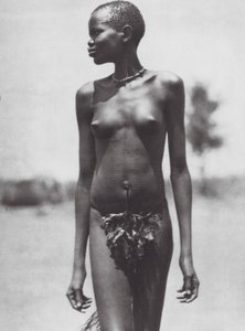 África: Niña Djur, Sudán (foto b/n)