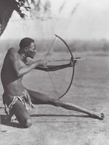 África: Arquero del Djur oriental (foto b/n) de Hugo Adolf Bernatzik