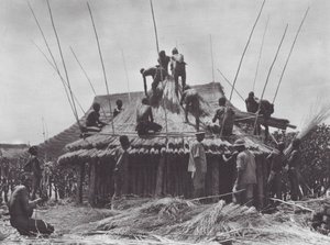 África: Construcción de una casa de descanso cerca de Amadi (foto b/n)