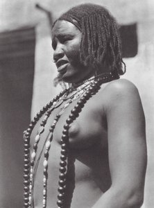 África: Gawazi, bailarina profesional (foto b/n) de Hugo Adolf Bernatzik