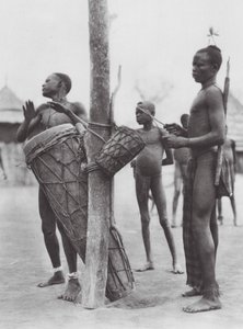 África: Hombres Moru tocando tambores (foto b/n)