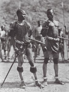 África: Nuba rattle-dancers (foto b/n)