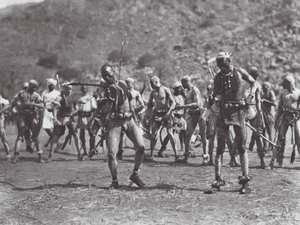 África: Danza del sonajero Nuba (foto b/n)