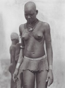 África: Mujer Nuer (foto b/n)
