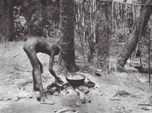 África: Nuer cocinando carne de cocodrilo (foto b/n)