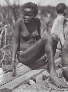 África: Niña nuer en el Bahr el Zeraf (foto b/n)