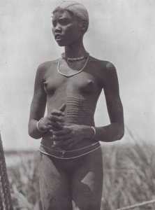 África: Niña nuer con cicatrices ornamentales (foto b/n)
