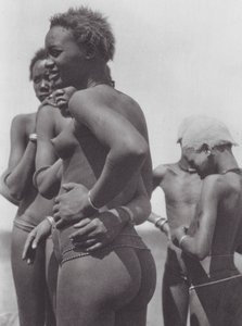 África: Niñas y niños Nuer (foto b/n)