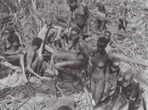 África: Niñas nuer en un velero sudanés (foto b/n)