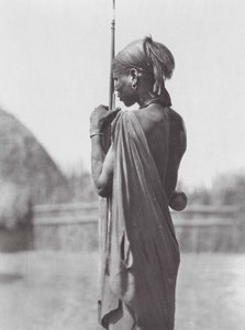 África: Nuer en traje Shilluk (foto b/n)