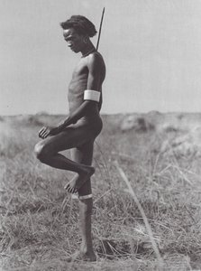 África: Nuer, posición de descanso (foto b/n)