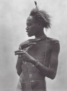 África: Guerrero nuer con marca tribal en la frente (foto b/n)