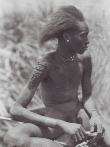 África: Nuer con el pelo teñido de rojo (foto b/n)