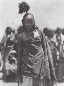 África: Tocado de plumas de avestruz de los Aulad Hamids (foto b/n)