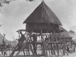 África: Viviendas sobre pilotes del Djur oriental (foto b/n)