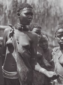 África: Niñas Shilluk (foto b/n)