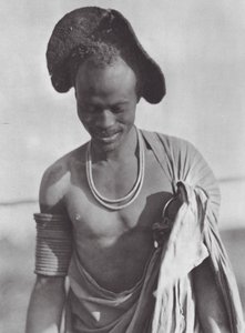 África: Guerrera Shilluk con capucha (foto en blanco y negro)