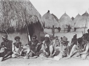 África: Guerreros Shilluk frotándose con cenizas de madera (foto b/n)