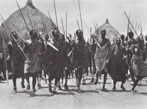 África: Guerreros Shilluk asaltando la tumba de un jefe (foto b/n)