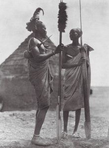 África: Shilluks vestidos de fiesta (foto b/n)