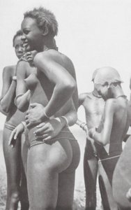 Niña nuer (foto en blanco y negro)