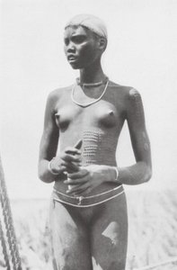 Niña nuer (foto en blanco y negro)