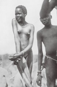 Nuer, niña y niño (foto b/n)