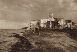 Mexico: Campeche, Ruina del monasterio de San Francisco (b/w photo) de Hugo Brehme