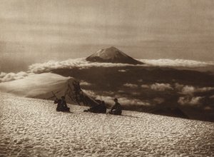 Mexico: Iztaccihuatl con vista por el Popocatepetl (b/w photo) de Hugo Brehme