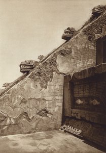 Mexico: San Juan Teotihuacan, Esculturas de las escaleras en la piramide de Quetzalcouatl al centro de la Ciudadela, Fachada occidental (b/w photo) de Hugo Brehme