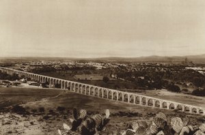Mexico: Vista de Queretaro con antigua tuberia de agua (b/w photo) de Hugo Brehme