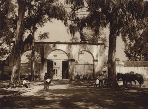 Mexico: Xochimilco, Entrada a la iglesia (b/w photo) de Hugo Brehme