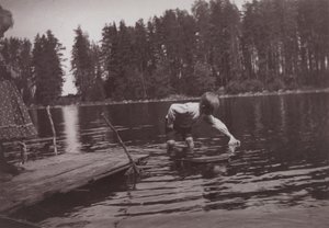 Niños flotando en una barca de recreo en Niemenlauta de Hugo Simberg