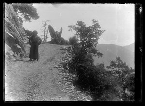 Hombre en la carretera de montaña del Cáucaso de Hugo Simberg