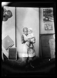Niña y niño como modelos en el estudio de Selkäranta de Hugo Simberg