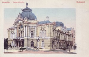 Postal que representa el Vigszinhaz (Teatro de Comedia) en el Gran Bulevar de Budapest, c.1900 (después de una foto en color) de Hungarian School