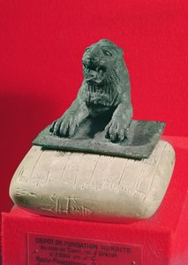 León sosteniendo una tableta fundacional hurrita del rey Tish-atal de Urkesh y Nawar, c.2150 a.C.