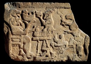 Arte ibérico: bajo relieve que representa una escena de banquete mitológico donde un dios del inframundo tiene dos cabezas con la boca abierta frente a un altar de sacrificio. Alrededor de 500 a.C. procedente de la tumba de Pozo Moro, España. Madrid, Museo