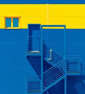 Fachada en azul, amarillo y negrita