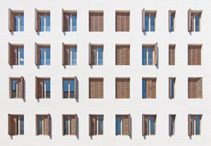 Fachada con ventanas geométricas