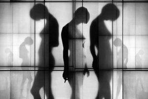Figuras abstractas en sombra de Igor Shrayer