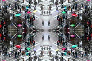Paraguas de colores: Simetría urbana de Igor Shrayer