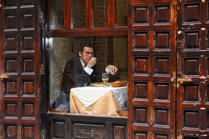 El hombre pensativo en el escaparate de la cafetería de Igor Shrayer