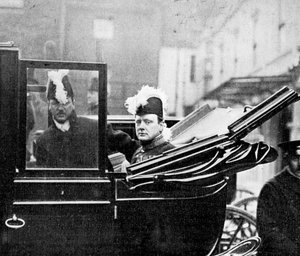 El Consejo Privado, Winston Churchill saliendo del Palacio. La aprehensión de una nación, 1910 de Illustrations Bureau