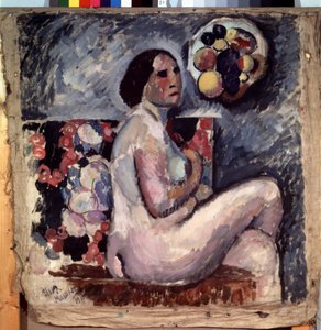 Akt. Retrato de una mujer desnuda, sentada con las piernas cruzadas, de perfil, haciendo un gesto de modestia. Detrás de ella, un cuadro de frutas y un sombrero decorado con frutas colgados en la pared. Pintura de Ilya Ivanovich Mashkov (Ilia Machkov, Matc