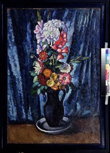 Manojo de flores en una jarra negra sobre fondo azul. Pintura de Ilya Ivanovich Mashkov (Ilia Machkov, Matchkov) (1881-1944), óleo sobre lienzo 1916. Arte ruso, naturaleza muerta, principios del siglo XX. Región