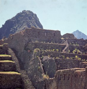 Ruinas de edificios en terraza de la ciudadela en Machu Picchu de Incan