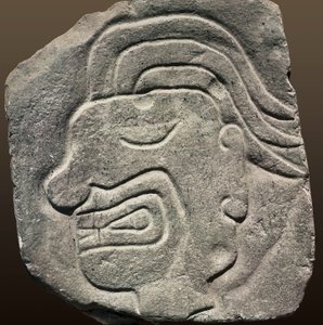 Relieve inca que representa un rostro de perfil (piedra)