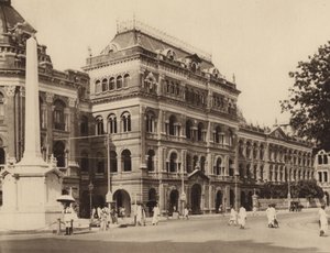 Secretaría de Bengala, edificios de los escritores, con el monumento a Holwell en primer plano (foto en b/n) de Indian photographer